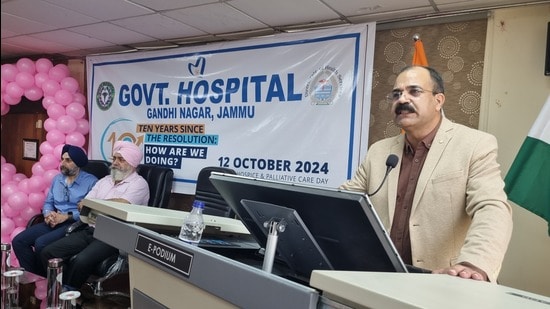Dr Abdhul Hamid Zargar, medical superintendent Government Gandhi Nagar Hospital in Jammu was the chief guest and Dr Harbaksh Singh, Jammu chief medical officer was the guest of honour (HT Photo)