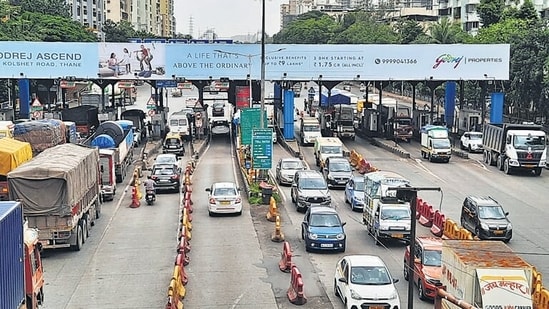 Toll naka at Mulund on Eastern express highway. ( Praful Gangurde / HT Photo ) (Hindustan Times)