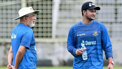 Bangladesh head coach Chandika Hathurusingha (left) with Shakib Al Hasan