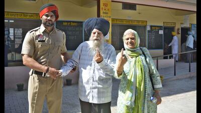 The voting began at 8 am as a large number of people voted to strengthen the grass root democracy. (HT Photo) The voting began at 8 am as a large number of people voted to strengthen the grass root democracy. (HT Photo)