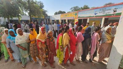 Voters in queue to exercise their franchise at the Government School at Bir Talab village in Bathinda district during the panchayat elections on Tuesday. (Sanjeev Kumar/HT) Voters in queue to exercise their franchise at the Government School at Bir Talab village in Bathinda district during the panchayat elections on Tuesday. (Sanjeev Kumar/HT)