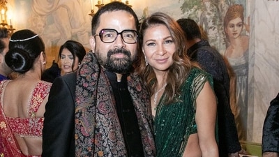 Anjula Acharia's Diwali party brought together not just NRI celebs and friends for a night of dance, fine cuisine, and revelry, but also a bunch of famous desis, like fashion designer Sabyasachi Mukherjee, who was dressed in black. 