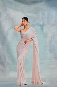 Outfit: Basanti
The actor looks drop-dead gorgeous in a chiffon saree paired with a pearl blouse from Basanti - Kapde Aur Koffee’s collection. She is wearing jumkas from Crisanto Jewels. Outfit: Basanti
The actor looks drop-dead gorgeous in a chiffon saree paired with a pearl blouse from Basanti - Kapde Aur Koffee’s collection. She is wearing jumkas from Crisanto Jewels.