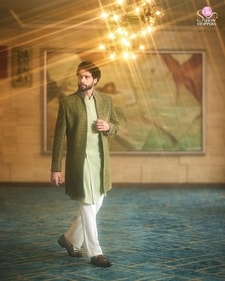Outfit: Study by Janak
Siddhant turns heads in a front open Indo-Western ensemble with an angrakha cut kurta in a textured brushed fabric from Study by Janak. It also features zardosi embroidery on the collars and sleeves (Sheldon Santos) Outfit: Study by Janak
Siddhant turns heads in a front open Indo-Western ensemble with an angrakha cut kurta in a textured brushed fabric from Study by Janak. It also features zardosi embroidery on the collars and sleeves (Sheldon Santos)