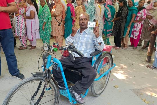 A differently abled voter showing his inked finger after voting in Amritsar district. (Sameer Sehgal/HT) A differently abled voter showing his inked finger after voting in Amritsar district. (Sameer Sehgal/HT)