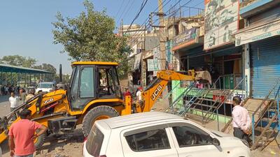 Agencies in Gurugram are undertaking anti-encroachment drives to clear public areas in the festive season. (HT Photo) Agencies in Gurugram are undertaking anti-encroachment drives to clear public areas in the festive season. (HT Photo)