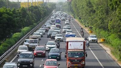 Auto-rickshaws and e-rickshaws will also not be permitted from Atta Peer to Atta Chowk during peak hours. Slow-moving vehicles such as autos, e-rickshaws, and bullock carts are also prohibited on the Noida-Greater Noida Expressway (above). (Sunil Ghosh/HT Photo)