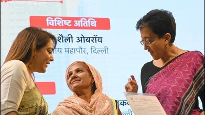 CM Atishi and mayor Shelly Oberoi award regularisation certificates to MCD sanitation workers. (Arvind Yadav/HT Photo) CM Atishi and mayor Shelly Oberoi award regularisation certificates to MCD sanitation workers. (Arvind Yadav/HT Photo)
