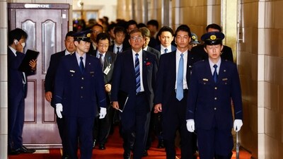 Japan's Prime Minister and the leader of the ruling Liberal Democratic Party (LDP) Shigeru Ishiba walks at the parliament before a lower house plenary session in Tokyo, Japan October 9, 2024.  REUTERS/Issei Kato (REUTERS)