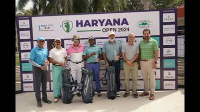 Kolkata-based professional Shankar Das’ team being felicitated by Panchkula Golf club GM Col AS Dhillon (third from left), DS Dhesi, principal advisor, urban development, Government of Haryana (second to right) and PGTI CEO Uttam Singh Mundy (right) on Wednesday. (HT Photo)