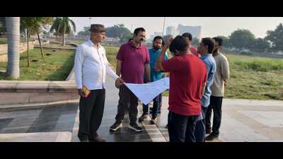 LDA VC inspecting the Gomti Park located at the 1090 intersection on Wednesday (HT Photo)