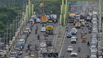 Several residents parked their car on the Velachery flyover to protect them from damage. (X/@indhavaainko) Several residents parked their car on the Velachery flyover to protect them from damage. (X/@indhavaainko)