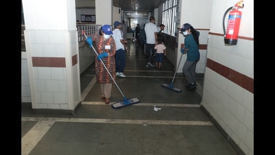 Volunteers pitching in for upkeep of sanitation at PGIMER amid the ongoing strike by outsourced and contractual workers. (HT photo) Volunteers pitching in for upkeep of sanitation at PGIMER amid the ongoing strike by outsourced and contractual workers. (HT photo)