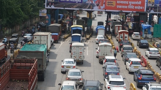 Thane, India - October 15, 2024: Traffic jam is seen at Mulund toll Naka on Tuesday after toll waiver for light vehicles at Mumbai entry point from today,in Thane,in Mumbai, India, on, Tuesday, October 15, 2024. ( Praful Gangurde /HT Photo )
