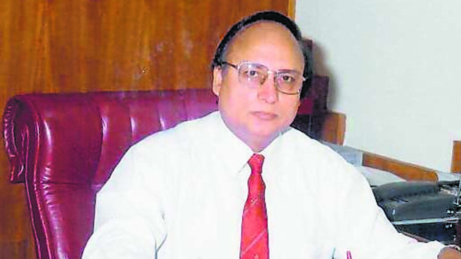 Man posing as lawyer dupes former MP Akhtar Rizvi of ₹52 lakh | Mumbai news