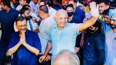 Arvind Kejriwal and Manish Sisodia during their padyatra in Khichripur in New Delhi on Wednesday. (HT Photo) Arvind Kejriwal and Manish Sisodia during their padyatra in Khichripur in New Delhi on Wednesday. (HT Photo)