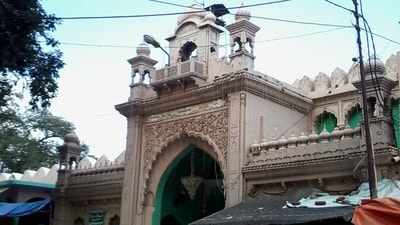 The present shrine of Ghazi Miyan is built over the grave that was dug at the same spot where he died from an arrow wound. (Faranjuned/Wikimedia Commons)