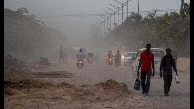 Dust pollution on the main road of Sector 102 near Dwarka Expressway in Gurugram on Thursday. (PARVEEN KUMAR/HT)