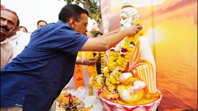 Former CM Arvind Kejriwal garlands a statue of Valmiki. (HT Photo) Former CM Arvind Kejriwal garlands a statue of Valmiki. (HT Photo)