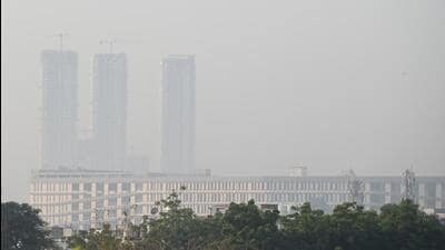 Hazy morning air in Delhi-NCR on Wednesday. (Sunil Ghosh/HT Photo) Hazy morning air in Delhi-NCR on Wednesday. (Sunil Ghosh/HT Photo)