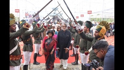 Muzaffar Ali and Prof Naima Khatoon with other guest at the Sir Syed function ground. (HT) Muzaffar Ali and Prof Naima Khatoon with other guest at the Sir Syed function ground. (HT)