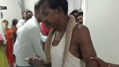 Bihar man walks into hospital with a snake around his neck. (X/@kumarmanish9)