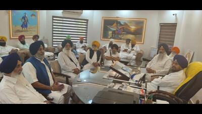 Shiromani Akali Dal rebel leaders meeting Takht Damdama Sahib jathedar Giani Harpreet Singh at Talwandi Sabo on Thursday. (Sanjeev Kumar/HT) Shiromani Akali Dal rebel leaders meeting Takht Damdama Sahib jathedar Giani Harpreet Singh at Talwandi Sabo on Thursday. (Sanjeev Kumar/HT)