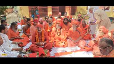 The first group of seers from Juna Akhada at Rokadia Hanuman temple in Jhunsi (HT) The first group of seers from Juna Akhada at Rokadia Hanuman temple in Jhunsi (HT)