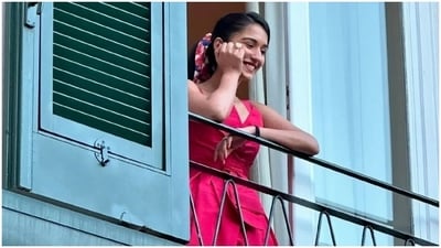 Here, Radhika looks over the balcony while smiling brightly during her pre-wedding festivities in Italy. The Ambani family booked the entire seashore of Portofino for the celebrations. She wore a bright pink archival Dior dress for the occasion. Here, Radhika looks over the balcony while smiling brightly during her pre-wedding festivities in Italy. The Ambani family booked the entire seashore of Portofino for the celebrations. She wore a bright pink archival Dior dress for the occasion. 