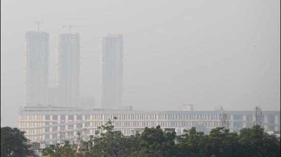 Hazy morning air in Delhi-NCR on Wednesday. (Sunil Ghosh/HT Photo)