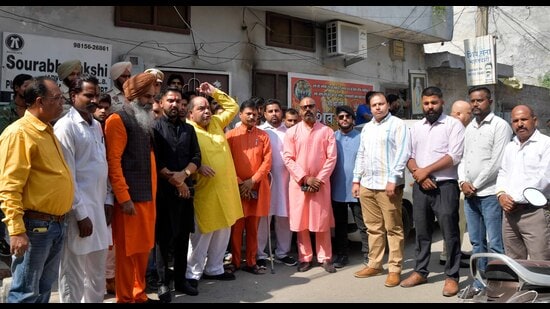 Leaders of several Hindu outfits during a brief protest after a petrol bomb was hurled at the house of Shiv Sena (Bharatvanshi) president Yogesh Bakshi in Ludhiana on Thursday. (Manish/HT)