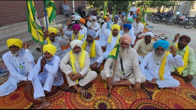 BKU Ekta Ugrahan members protest against Punjab government outside MLA Jagroop Singh Gill’s housae in Bathinda on Friday. Sanjeev Kumar/HT BKU Ekta Ugrahan members protest against Punjab government outside MLA Jagroop Singh Gill’s housae in Bathinda on Friday. Sanjeev Kumar/HT