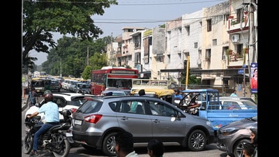 Commuters stuck in a gridlock near Phase 2 in Mohali on Friday. (Sanjeev Sharma/HT) Commuters stuck in a gridlock near Phase 2 in Mohali on Friday. (Sanjeev Sharma/HT)