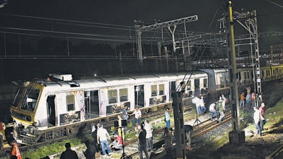 Commuters were forced to jump on to the tracks and walk to the nearest station as trains were bunching one behind the other. (Pramod Tambe) Commuters were forced to jump on to the tracks and walk to the nearest station as trains were bunching one behind the other. (Pramod Tambe)