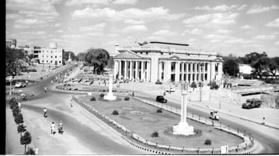 Streets filled with cyclists, pedestrians and vintage cars. (X/@IndiaHistorypic)