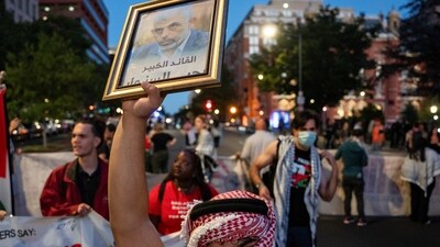 A Pro-Palestinian protester holds a picture of Hamas leader Yahya Sinwar (REUTERS)