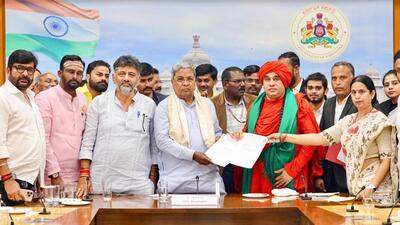 Karnataka CMSiddaramaiah with state Deputy Chief Minister DK Shivakumar, state Minister for Women and Child Development Laxmi Hebbalkar and Kudala Sangam Panchamasali Peetha Jagadguru Basavajaya Mrityunjaya during a discussion on the issue of reservation for the Panchamasali community, at CM's Home Office in Bengaluru on Friday. (ANI) Karnataka CMSiddaramaiah with state Deputy Chief Minister DK Shivakumar, state Minister for Women and Child Development Laxmi Hebbalkar and Kudala Sangam Panchamasali Peetha Jagadguru Basavajaya Mrityunjaya during a discussion on the issue of reservation for the Panchamasali community, at CM's Home Office in Bengaluru on Friday. (ANI)