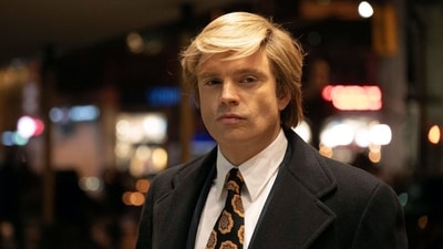 The Apprentice explores the bond between the young Donald J. Trump (Sebastian Stan) and the lawyer Roy Cohn (Jeremy Strong). The Apprentice explores the bond between the young Donald J. Trump (Sebastian Stan) and the lawyer Roy Cohn (Jeremy Strong).