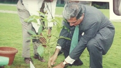 On 15 October 2001, Ratan Tata visited the Infosys campus in Bengaluru’s Electronics City. (X/Infosys) On 15 October 2001, Ratan Tata visited the Infosys campus in Bengaluru’s Electronics City. (X/Infosys)