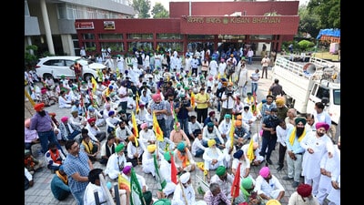 farmers protesting at Kisan Bhawan against Punjab Government on Friday. (Ravi Kumar/HT) farmers protesting at Kisan Bhawan against Punjab Government on Friday. (Ravi Kumar/HT)