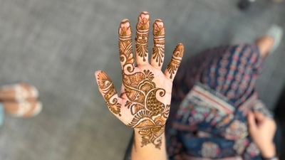 For beginners, you can choose designs that do not flow all the way down to your elbows and are mostly limited to the palm area, making working on keyboard fairly less messy. For beginners, you can choose designs that do not flow all the way down to your elbows and are mostly limited to the palm area, making working on keyboard fairly less messy.