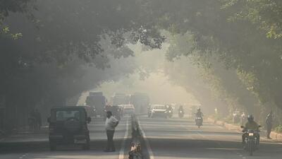 A thick layer of haze in the early morning hours on Zakir Hussain Marg on Saturday. (Sanchit Khanna/HT Photo) A thick layer of haze in the early morning hours on Zakir Hussain Marg on Saturday. (Sanchit Khanna/HT Photo)