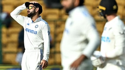 India's Virat Kohli (L) gestures during the India vs New Zealand first Test (AFP)