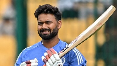 India's Rishabh Pant warms up during a tea break on the third day of the first Test cricket match between India and New Zealand at the M. Chinnaswamy Stadium in Bengaluru on October 18, 2024. (Photo by IDREES MOHAMMED / AFP) / -- IMAGE RESTRICTED TO EDITORIAL USE - STRICTLY NO COMMERCIAL USE -- (AFP) India's Rishabh Pant warms up during a tea break on the third day of the first Test cricket match between India and New Zealand at the M. Chinnaswamy Stadium in Bengaluru on October 18, 2024. (Photo by IDREES MOHAMMED / AFP) / -- IMAGE RESTRICTED TO EDITORIAL USE - STRICTLY NO COMMERCIAL USE -- (AFP)