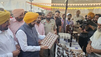 Cabinet minister Tarunpreet Singh Sond and actor Binu Dhillion at the SARAS Mela in Mohali on Friday. (HT Photo)