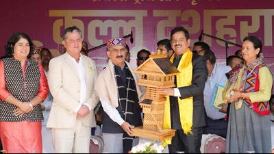 Chief minister Sukhvinder Singh Sukhu presenting replica of a temple to a delegate during the closing ceremony of the International Kullu Dussehra on Saturday. (HT Photo) Chief minister Sukhvinder Singh Sukhu presenting replica of a temple to a delegate during the closing ceremony of the International Kullu Dussehra on Saturday. (HT Photo)
