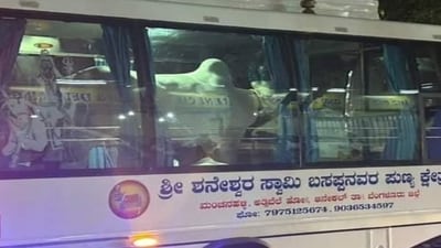 The moment was captured on camera by a passerby in Bengaluru. (X) The moment was captured on camera by a passerby in Bengaluru. (X)
