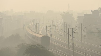 Smog in Ghaziabad on Friday. The AQI in Delhi and surrounding areas has already dropped to 'Poor' levels. (HT Photo) Smog in Ghaziabad on Friday. The AQI in Delhi and surrounding areas has already dropped to 'Poor' levels. (HT Photo)