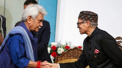Jammu and Kashmir lieutenant governor Manoj Sinha with chief minister Omar Abdullah after the latter's swearing-in ceremony. (Mohammad Amin War) Jammu and Kashmir lieutenant governor Manoj Sinha with chief minister Omar Abdullah after the latter's swearing-in ceremony. (Mohammad Amin War)