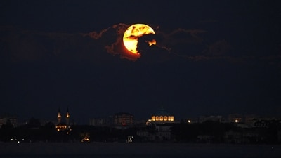 The best places to observe the Hunter's Moon are open areas away from city lights, such as parks, mountains, and rural locations. (REUTERS/Alexey Pavlishak)